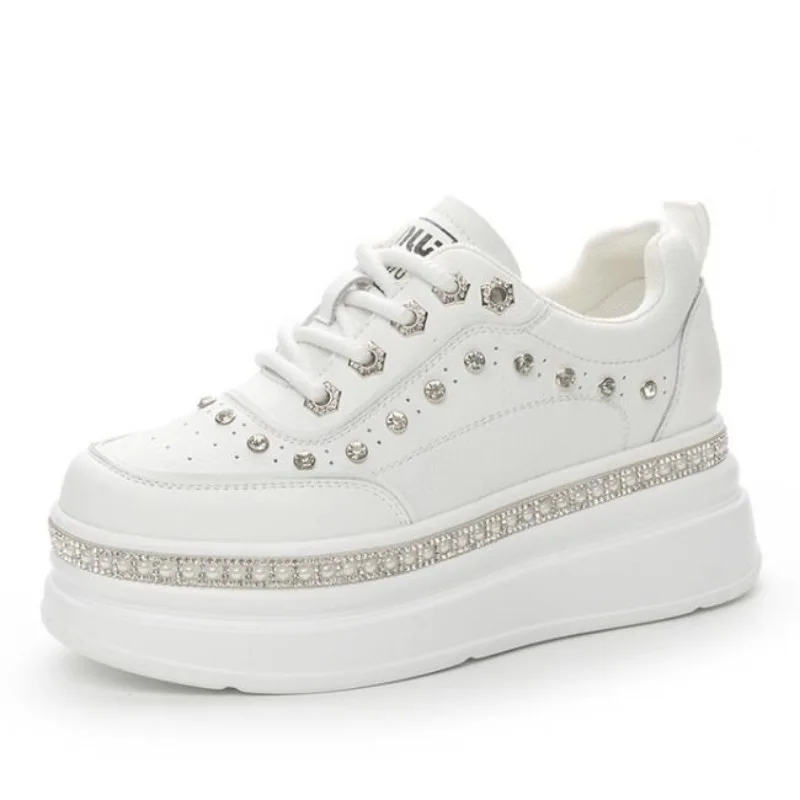 

Женские кроссовки из натуральной кожи, на платформе 7 см