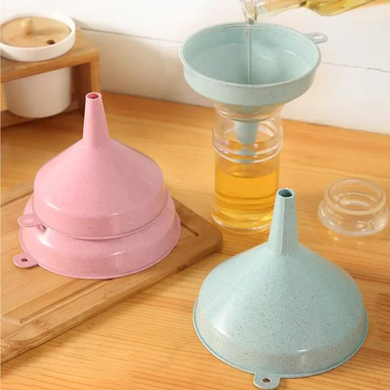 

1pc Plastic Funnel Kitchen Oil and Wine Liquid Dispenser Funnel Large Caliber Can Be Hung Funnel Kitchen Tools