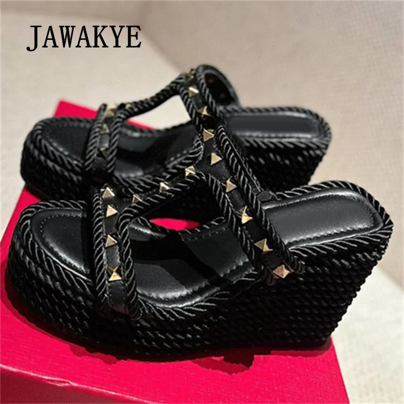 

2023 Summer Gold Rivet Wedge Heel Platform Slippers Women Brand Thick Sole Crochet String Mule Shoes Fashion Party Sandals Femme