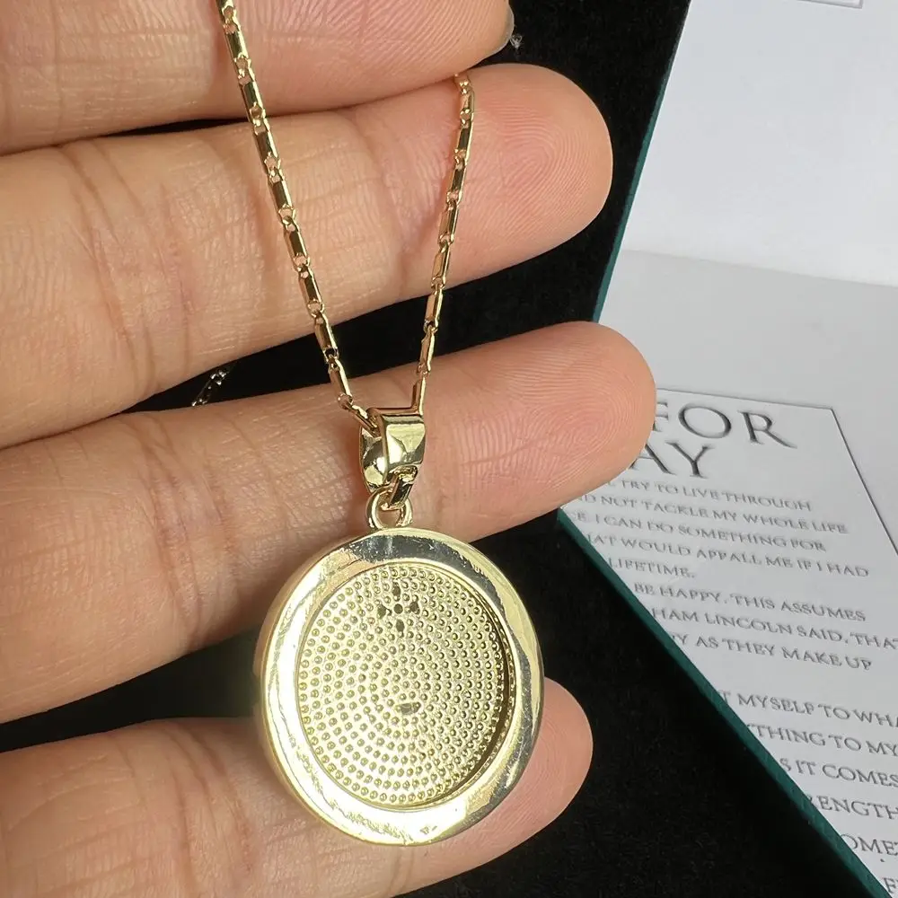 Detalhe da peça colar amor em francês com medalha dourada