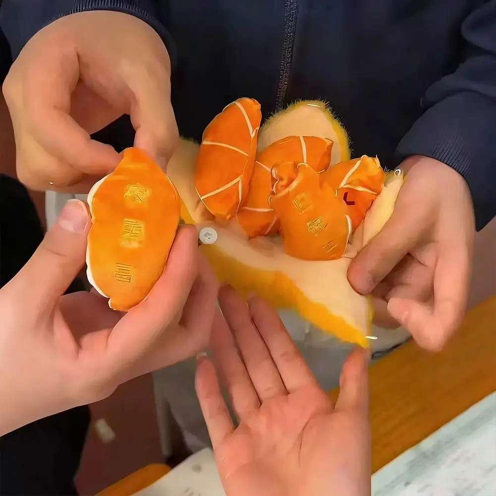 껍질을 벗길 수 있는 오렌지 플러시 장식품 배낭 펜던트 액세서리 부품 장난감 플러시 카와이 인형 부드러운 열쇠고리 장난감 과일 F4j0