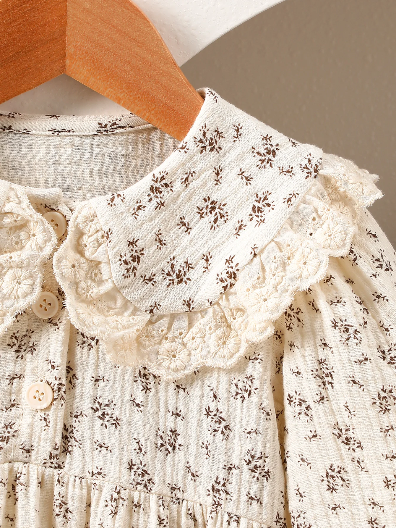 Einteiliges Frühlings- und Herbstkleid für Mädchen mit doppelseitigem Crinkle-Print, süßes Prinzessinnenkleid im Country-Stil aus Baumwolle mit Puppenkragen, langärmliges Kleid mit Spitzenbesatz am Kragen, bequemes Outing-Kleid im Wald-Stil für Babymädchen – Detail 4