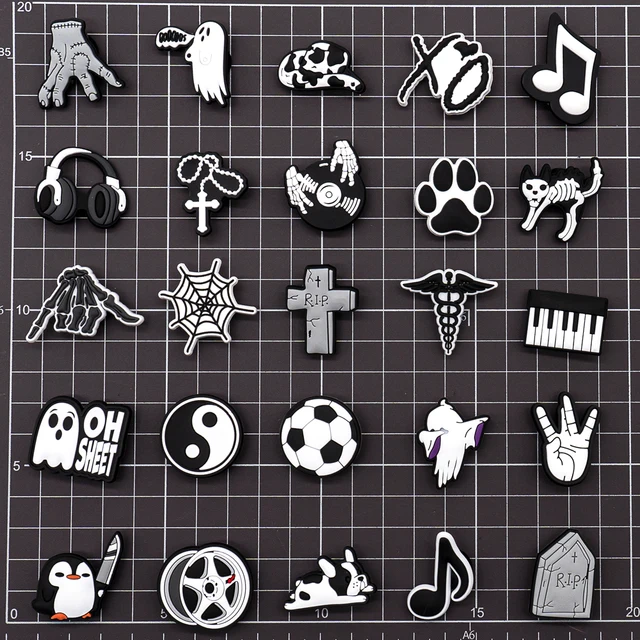 블랙 앤 화이트 축구화 핀으로 일반적인 축구화를 스타일리시하게 변신