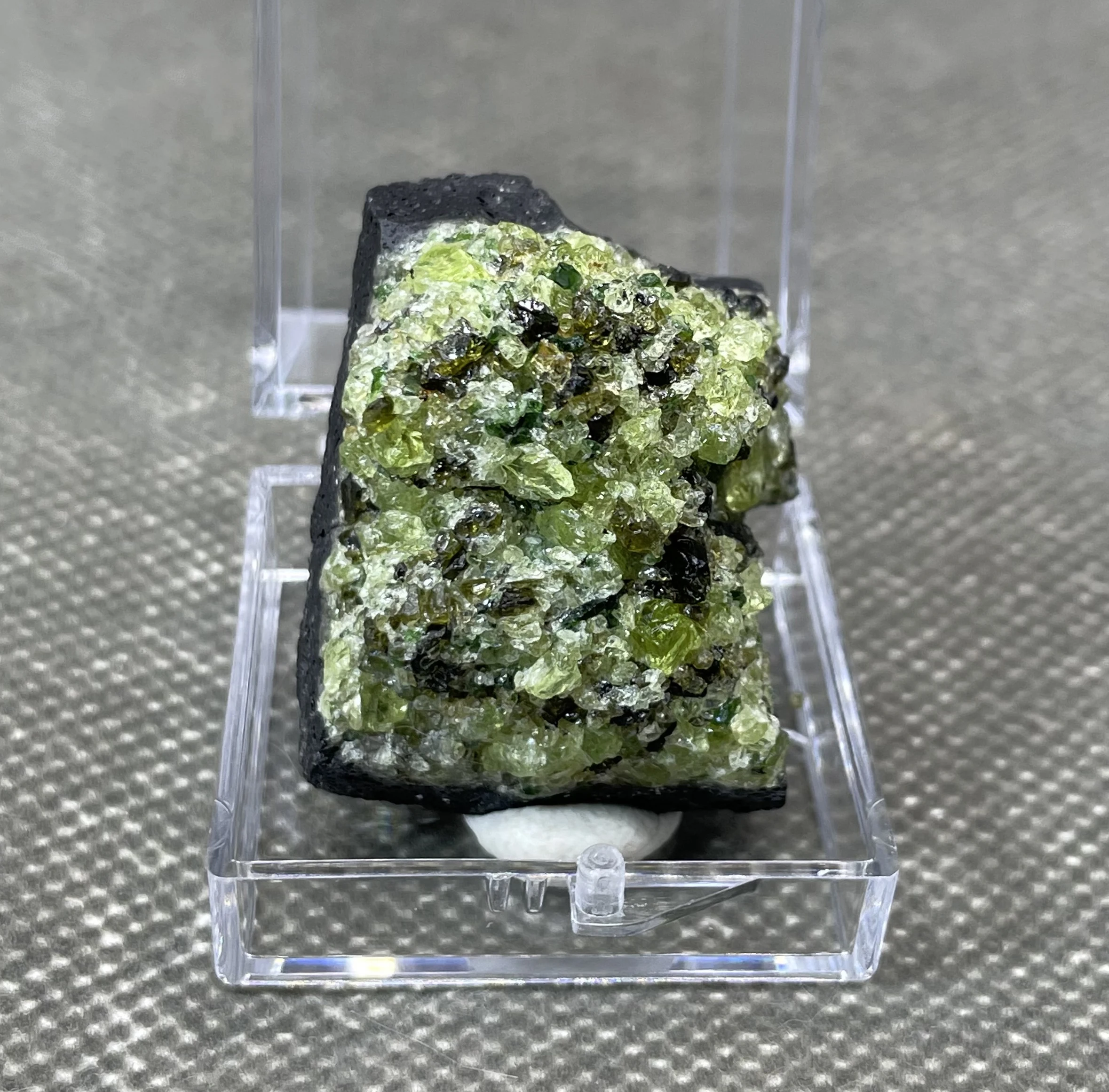 

NEW! 100% Natural Olivine Peridot mineral specimens stones and crystals quartz crystals + (box size 3.4cm)