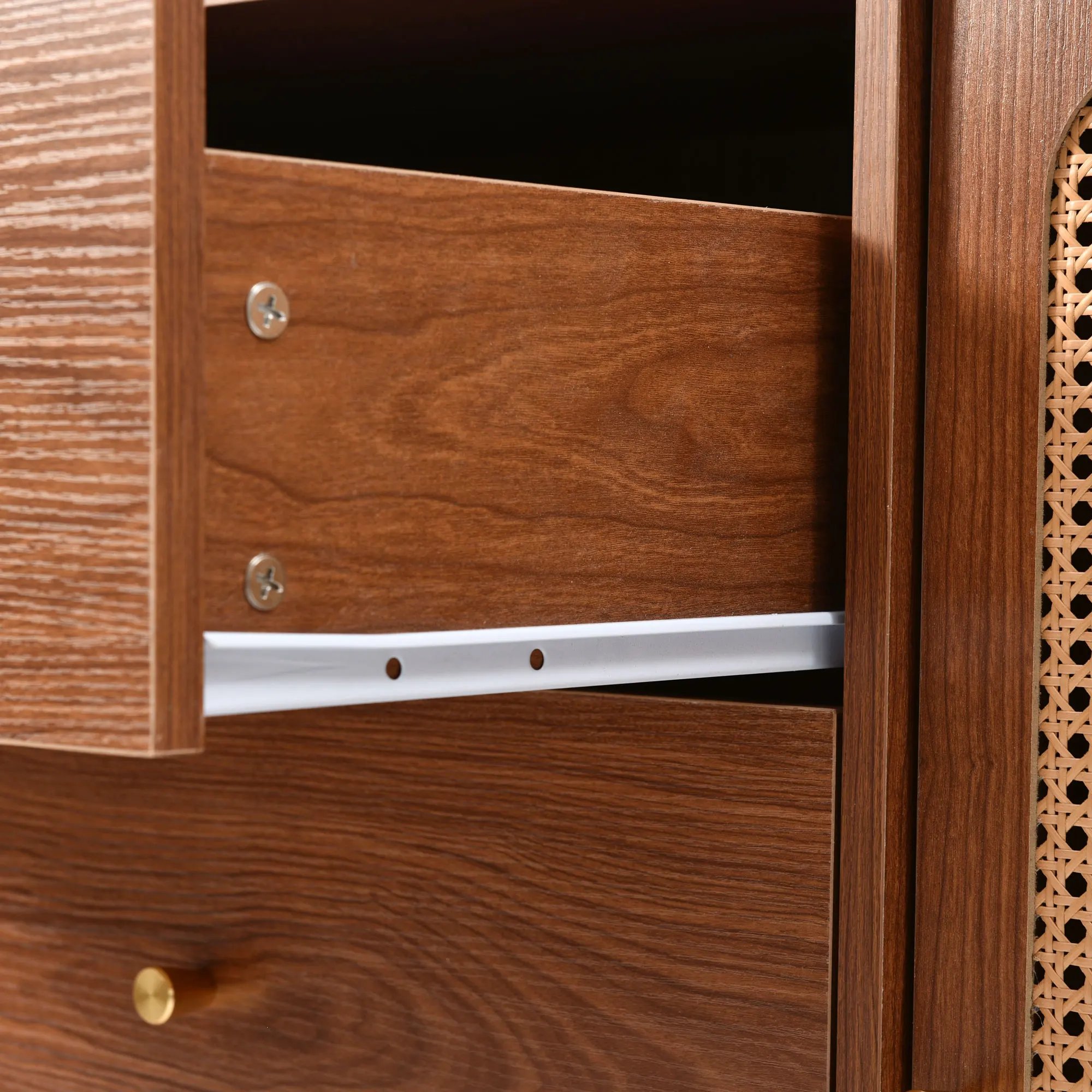 Kommode mit 2 Türen, 3 Schubladen, Rattanschränken, verstellbarem Regal, Walnuss-Finish – H90/B150/T40 cm. – Detail 9
