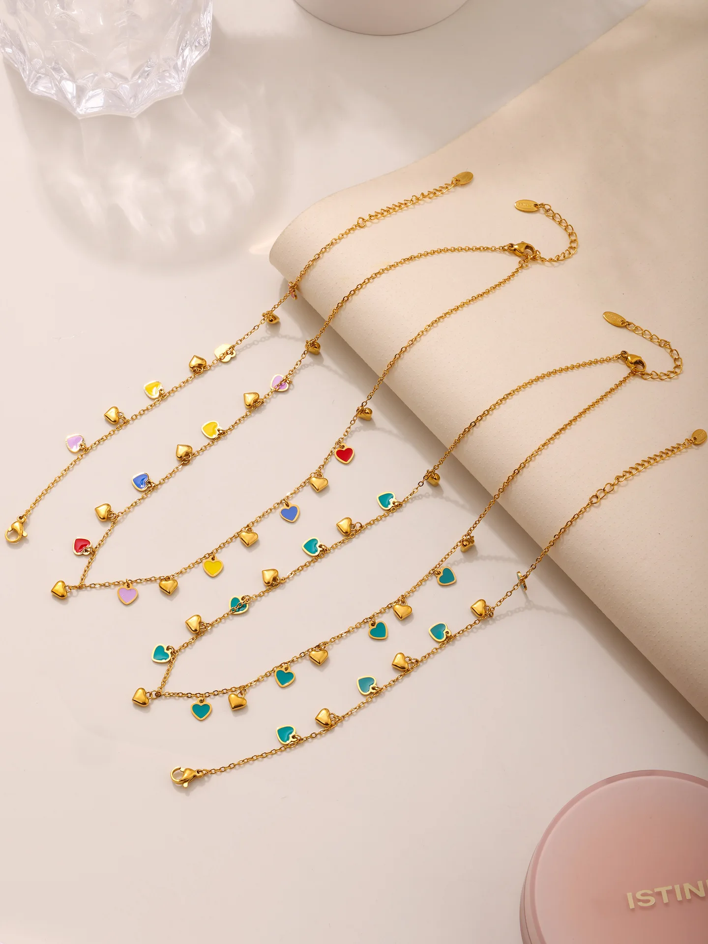 Buntes Emaille-Herzanhänger-Halsketten-Set aus 316 Edelstahl, vergoldetes Armband für Damen, luxuriöses Choker-Schmuckgeschenk – Detail 12
