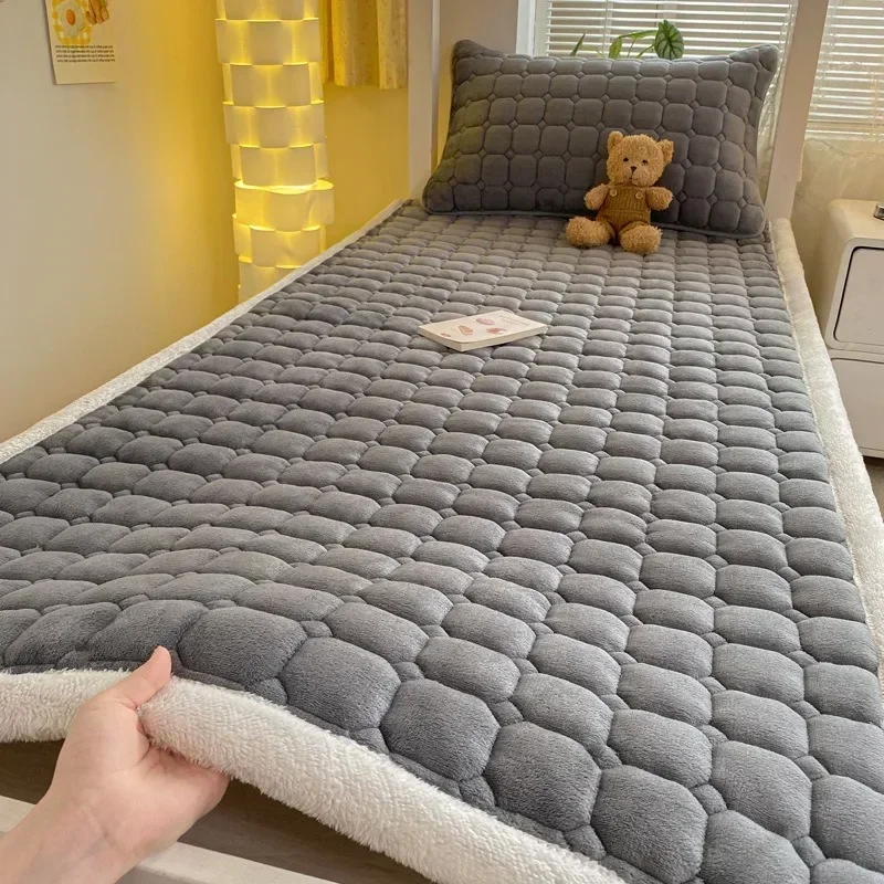 Winter warm velvet mattress toppers dormitory bedspread fold tatami thin mat non-slip mattress cover queen bed sheets bed cover