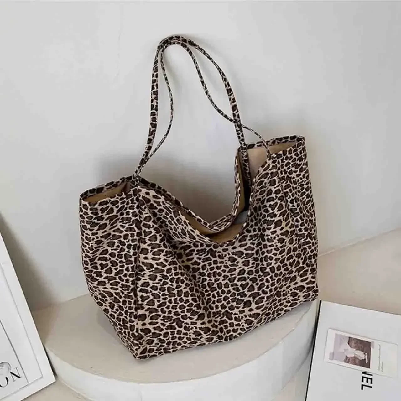 รูปสินค้า กระเป๋าถือแฟชั่นลายเสือดาว Crossbody จุใจ ใส่ได้ทุกโอกาส