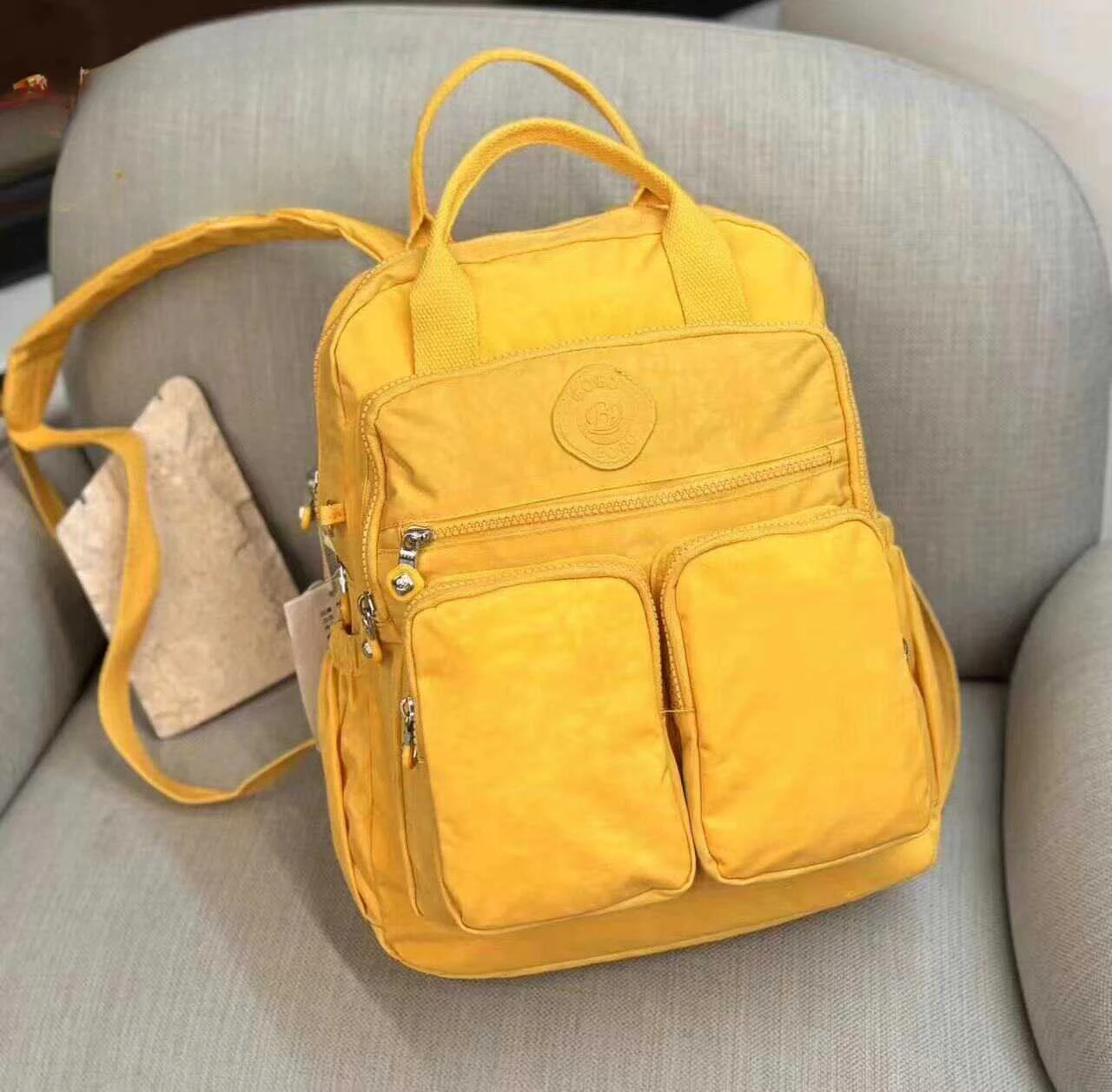 حقيبة ظهر نسائية متعددة الجيوب، تتميز بمقبض علوي ن...