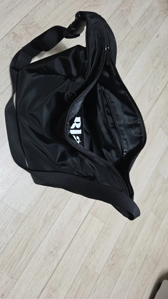 Haven Messenger – Secure Waterproof 14″ Crossbody