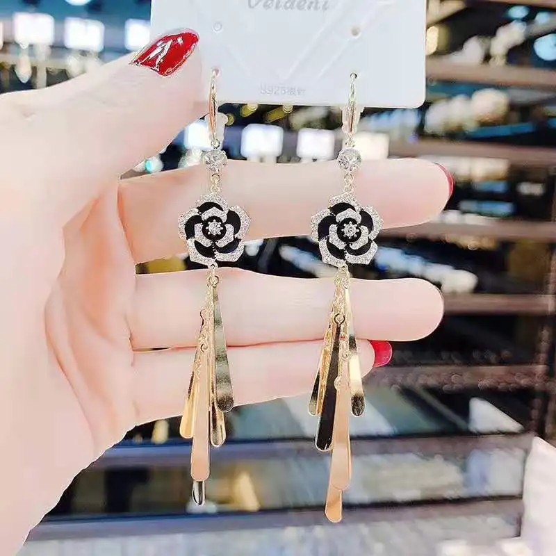 Pendientes largos de Camelia con diamantes de imitación de