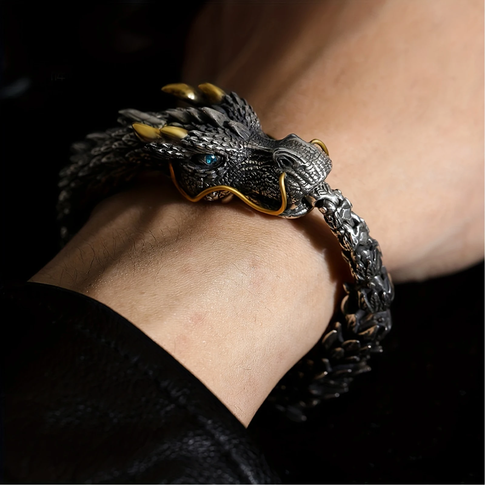 

Men's retro bracelet, domineering 3D dragon bracelet, personalized stainless steel jewelry, the best gift choice for men
