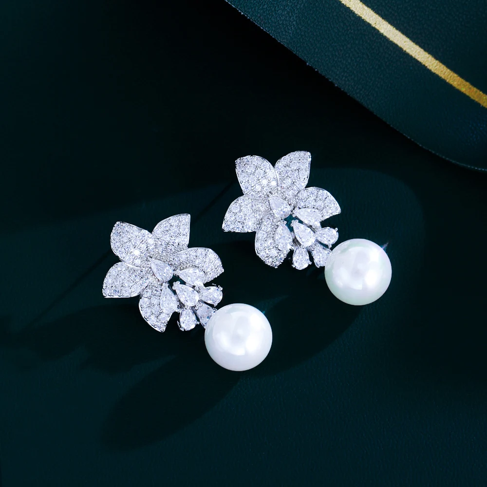 CWWZircons Shiny White CZ Zircon Pretty Flower Leaf Shape