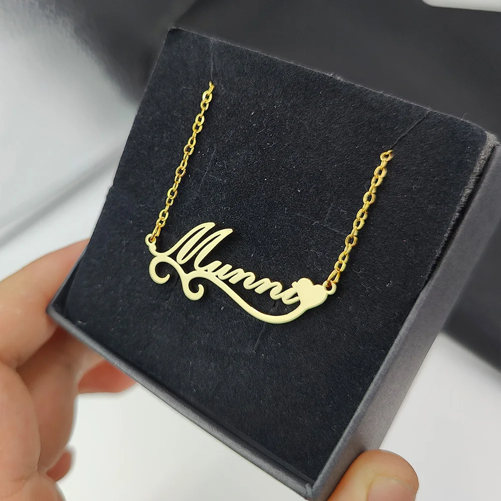 Collana con ciondolo iniziale personalizzata con farfalla, collana iniziale delicata, regalo di gioielli estivi, regalo di damigella d'onore/compleanno, regalo per lei - Italia