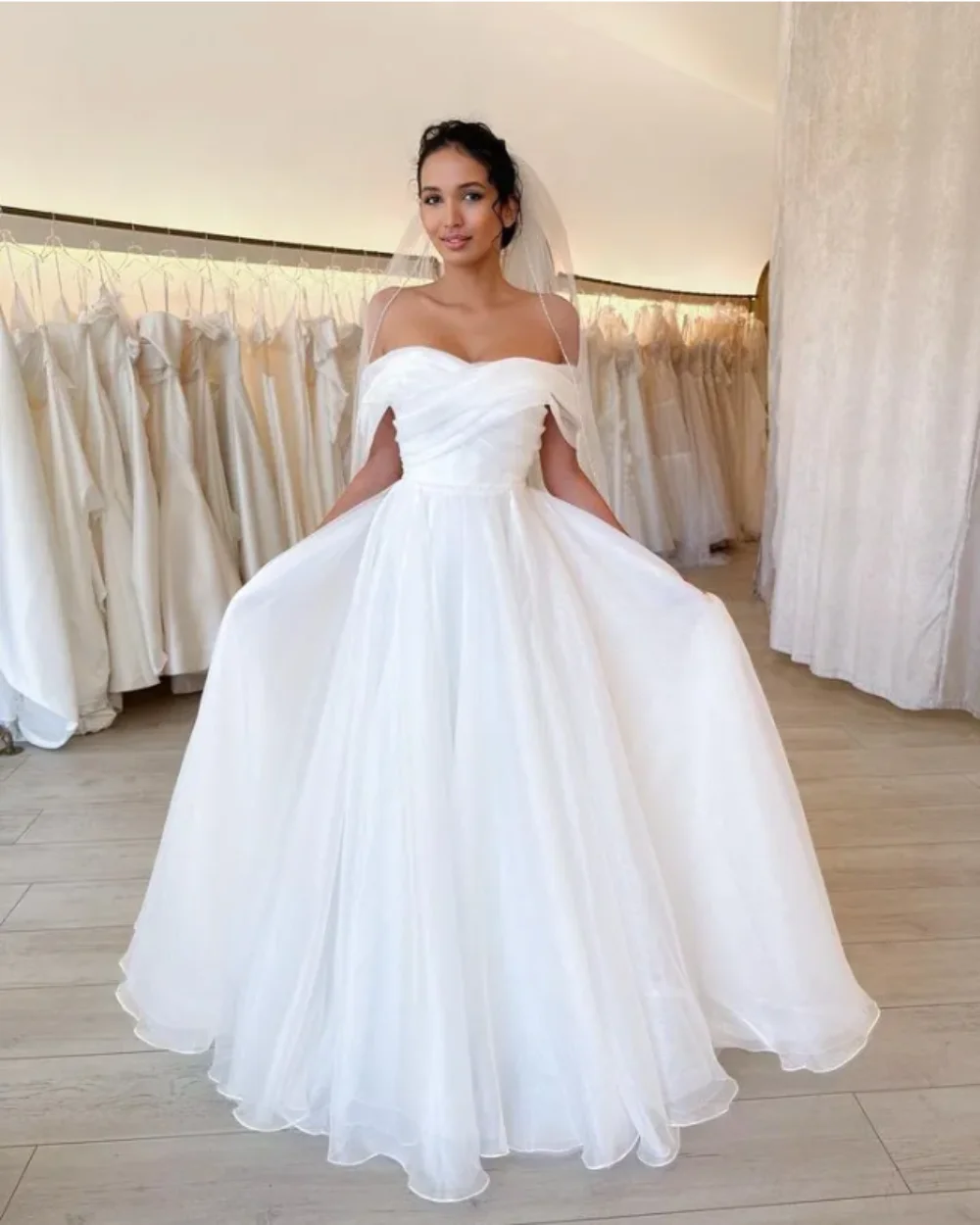 

Elegant A Line Wedding Dresses Bride Women Off Shoulder Organza Draped Pleats Tiered Sweep Train Bridal Gowns for Wedding Party