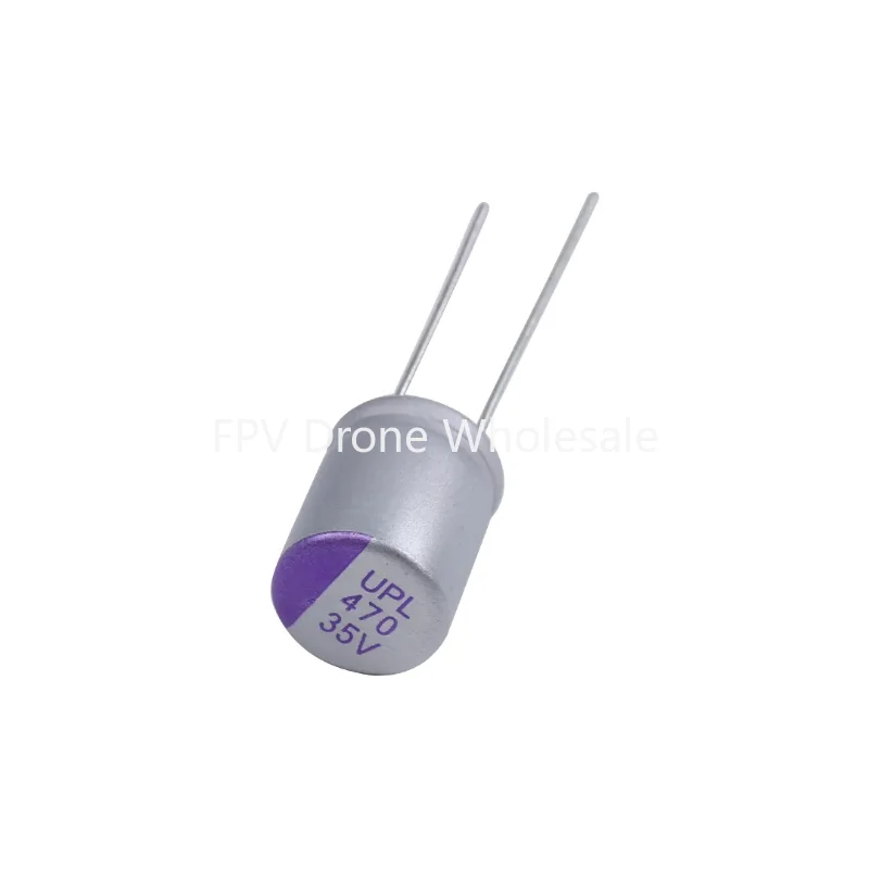 Gros plan sur un condensateur UNICON UPL 35V 470µF montrant le boîtier cylindrique et les marquages