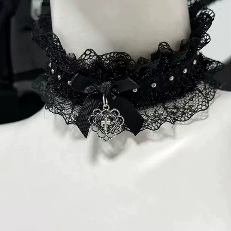 Lolita Cosplay Sexy Schwarz-Weißer Spitzen-Choker mit Nieten, Kreuz-Herz-Schleifen-Anhänger, Gothic-Halskette für Damen, Party Y2K Schmuck-Collier