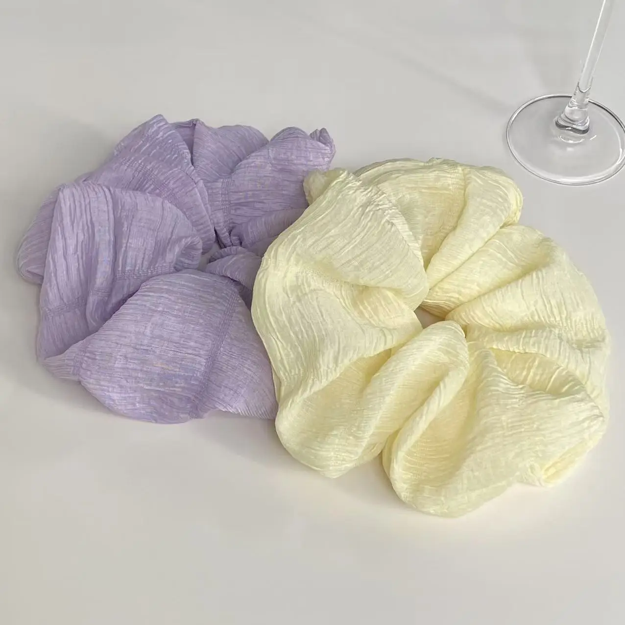 1 Stück hellgelber strukturierter Scrunchie, großer weicher Haargummi, schickes Haar-Accessoire für Frauen, perfekt für das tägliche Styling – Detail 8