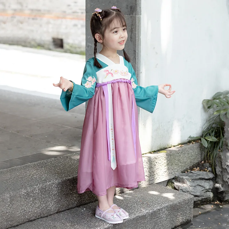 

Женское осеннее платье с вышивкой в китайском стиле