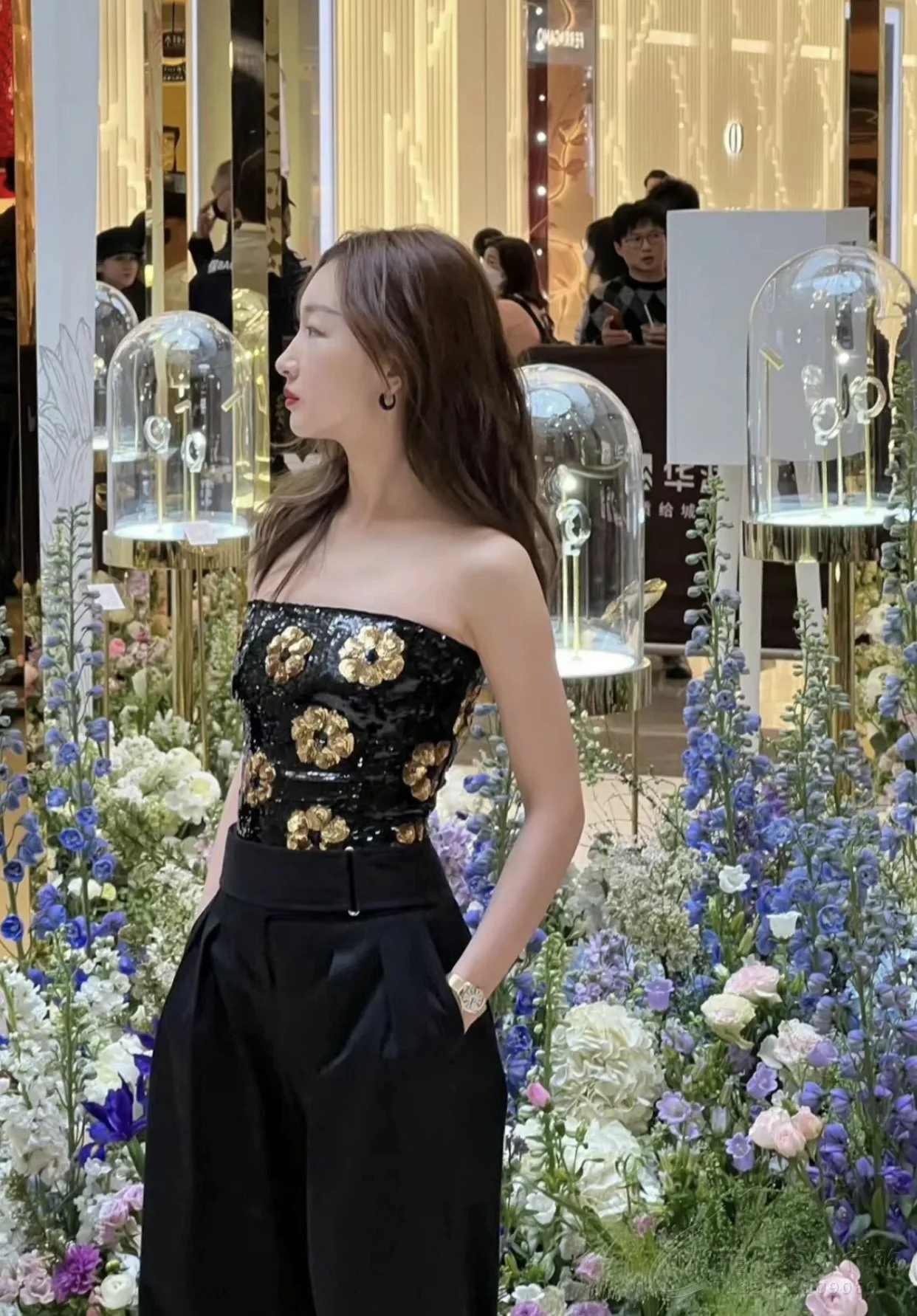 

Vest female 2023 new slimming design sense niche temperament French spice girl wipe chest short style top