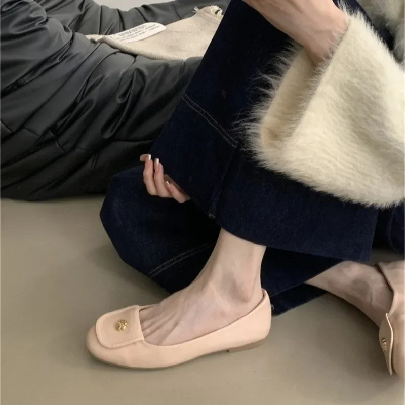 Women's Flat Shoes Camellia Metal Decoration One Kick Anti-slip Women Shoes Dress Leisure Spring Soft Bottom Zapatillas De Mujer 3