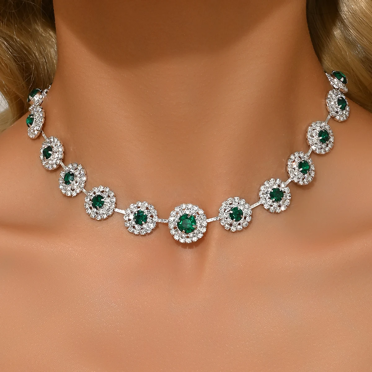 Colar clássico com círculos de strass