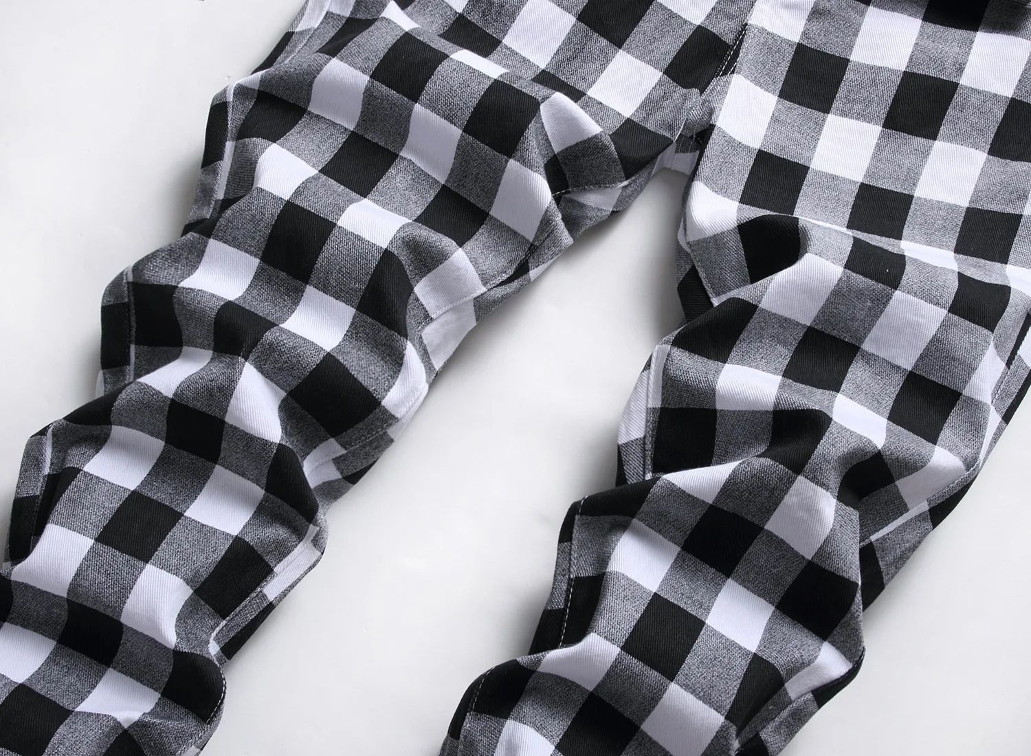 Рисунок 3 - Модные черные и белые мужские джинсовые брюки