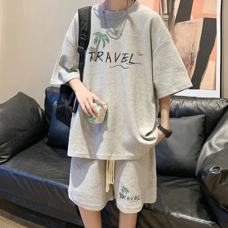 thumbnail image 1 of Conjunto de moda coreana para hombre, con estampado de gofres, camiseta de manga corta y pantalones cortos, conjunto deportivo de 2 piezas, chándal de moda de verano, 1 of 5