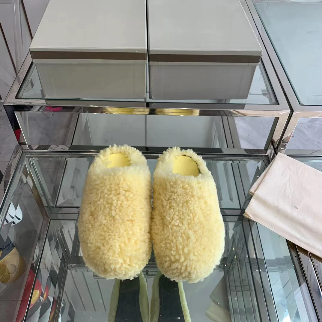 

Autumn and winter new lamb wool Muller slippers for women to wear a thick sole sheep wool bun head lazy man hair men's shoes