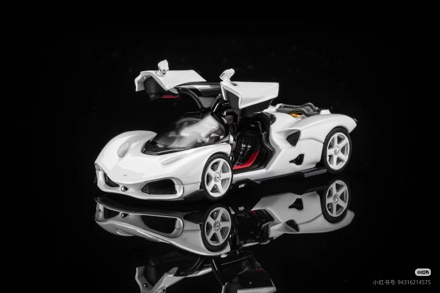 새로운 Motorhelix 1:64 Nilu27 Nilu Gullwing 도어 합금 미니어처 다이캐스트 모델 Nilu27 스포츠카 에디션 장난감 어린이 장식품 선물