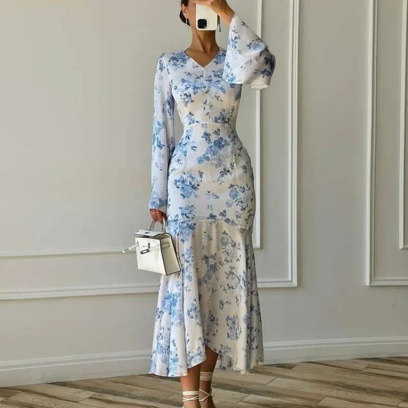 2026 Neues Damenkleid im französischen Stil mit Blumenmuster, elegantes V-Ausschnitt-Kleid mit ausgestellten langen Ärmeln, figurbetontes Meerjungfrauenkleid für den Alltag, Pendler und Dating