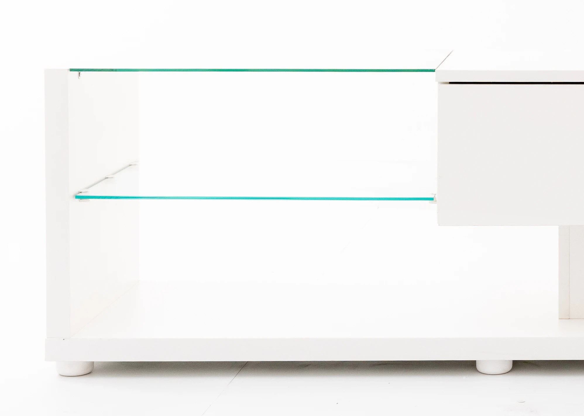 TV-Schränke, niedrige Paneele, hochglänzende weiße Glastrennwände und variable LED-Beleuchtung. Es kombiniert natürlicher, rustikaler Stil mit modern – Detail 16