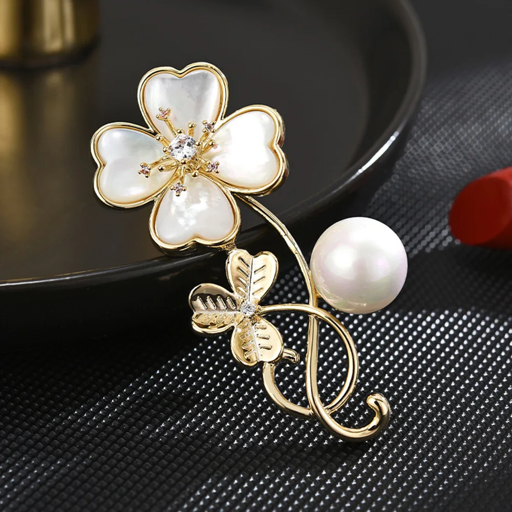 

Elegant Women's Freshwater Pearl Copper Zircon Flower Brooch Fashion European Hollowed Out Craft Pins Clothing Accessories