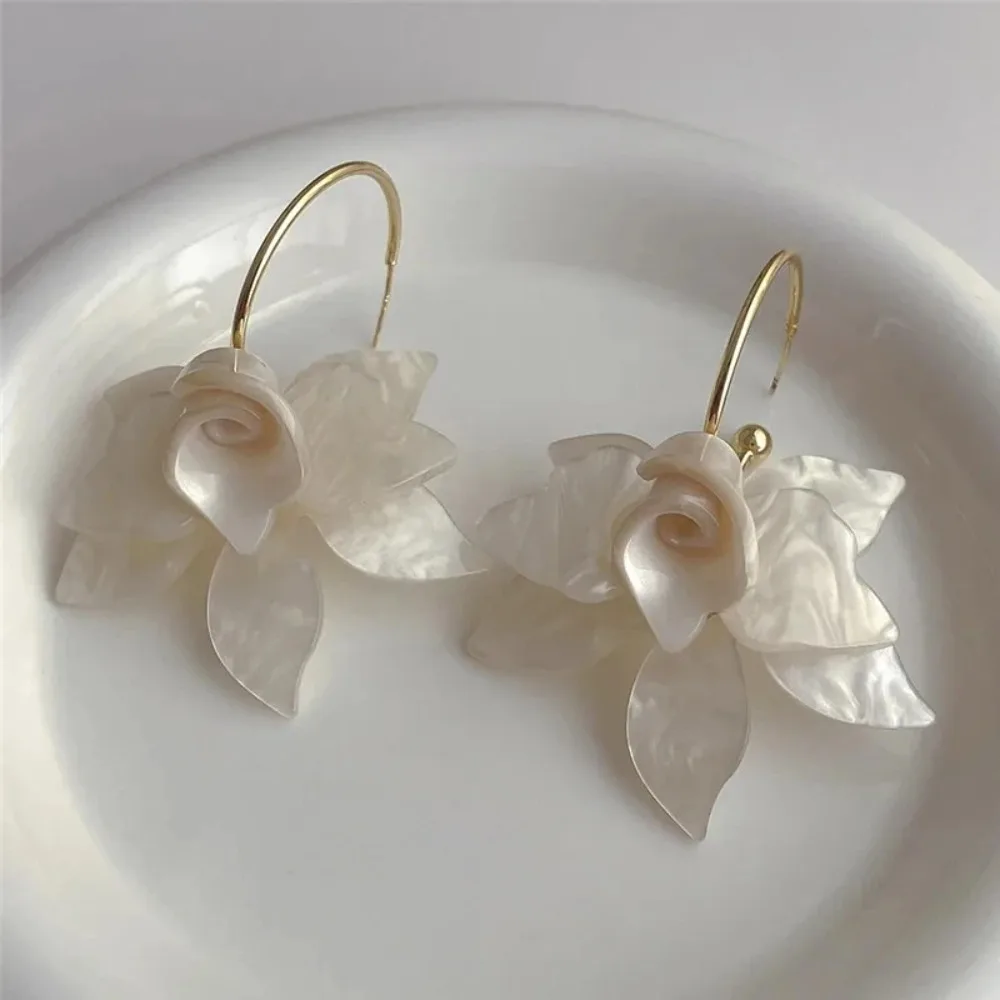 2025New Trendy White Brown Resin Flower Hoop Earrings for Women Fashion Gardenia Earings Statement Jewelry Wholesale