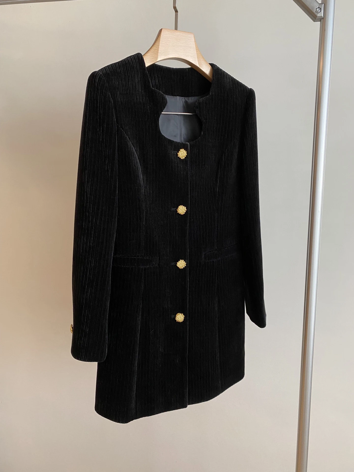 

2023 Autumn and winter new, black corduroy round neck water drop hollow-hole metal breasted waist dress