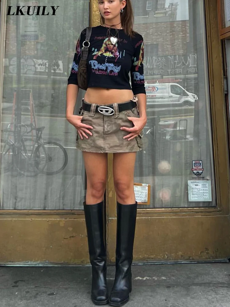 Почти одетая. Почти одетая. Красиво одетая девушка. Обычные девушки на ушице. Девушка в платье красивая.