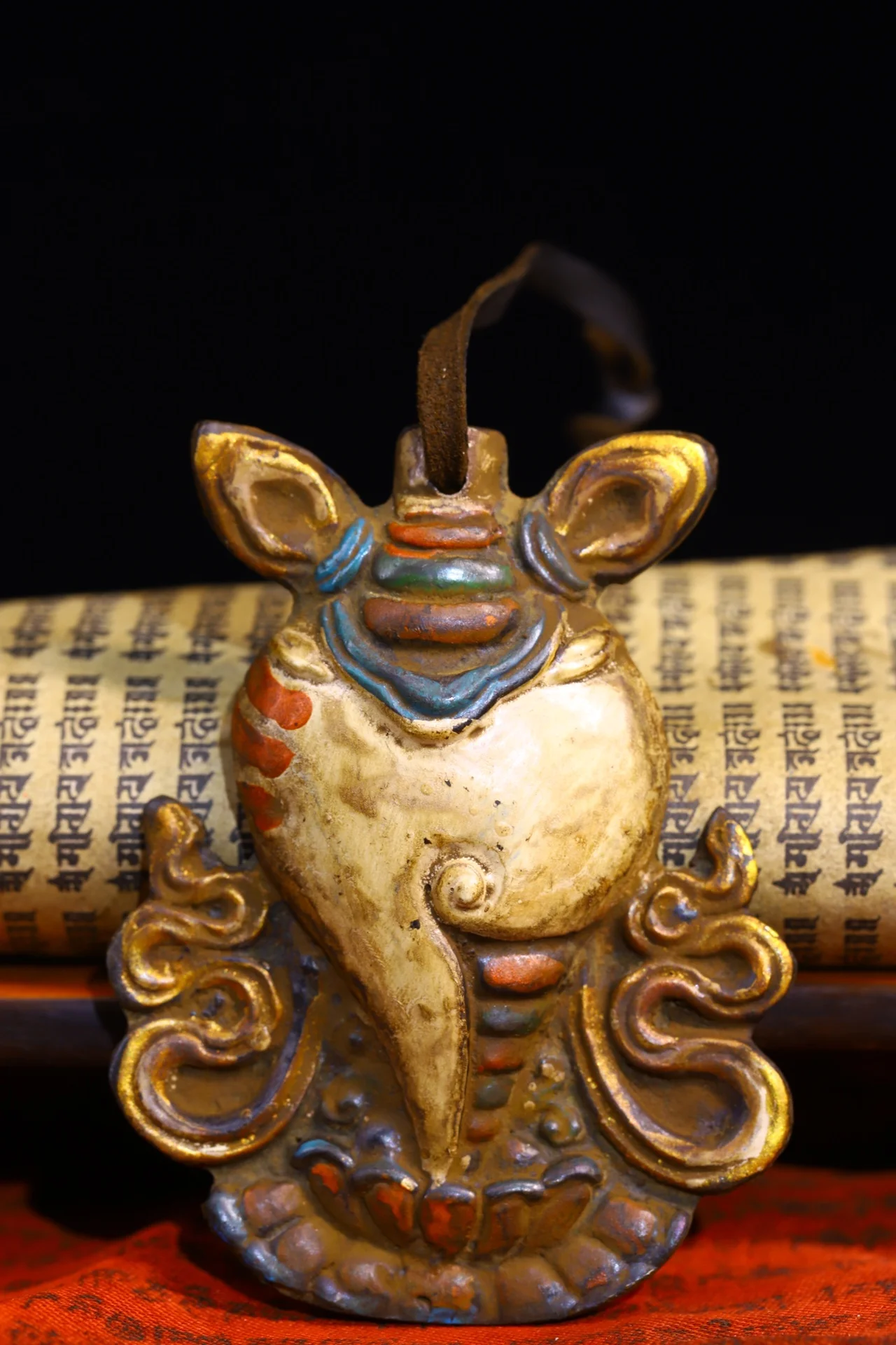 

3"Tibet Temple Collection Old Bronze Painted Auspicious Eight Treasures Buddhist snail Amulet Dharma Pendant Worship Hall