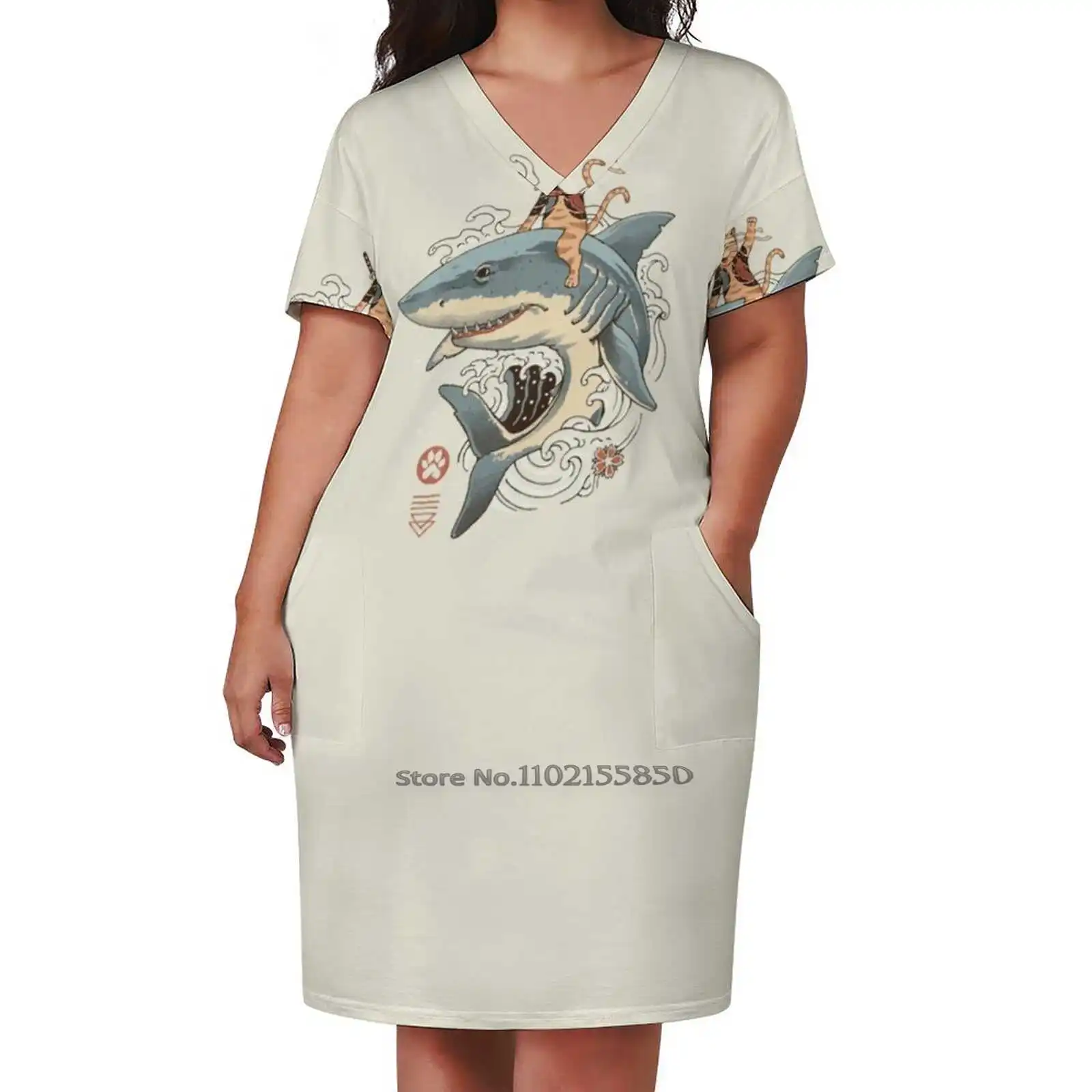 

Платье свободное с коротким рукавом, V-образным вырезом и карманами