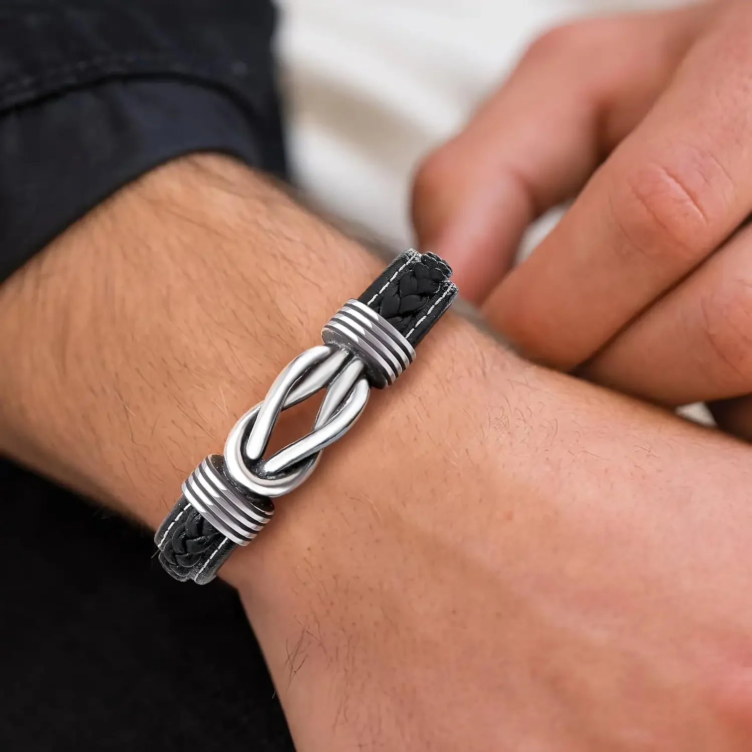 QUKE Braccialetto da uomo con nodo in pelle intrecciata marrone, con chiusura in acciaio inossidabile, regalo per papà (adatto per polsi da 18 a 20