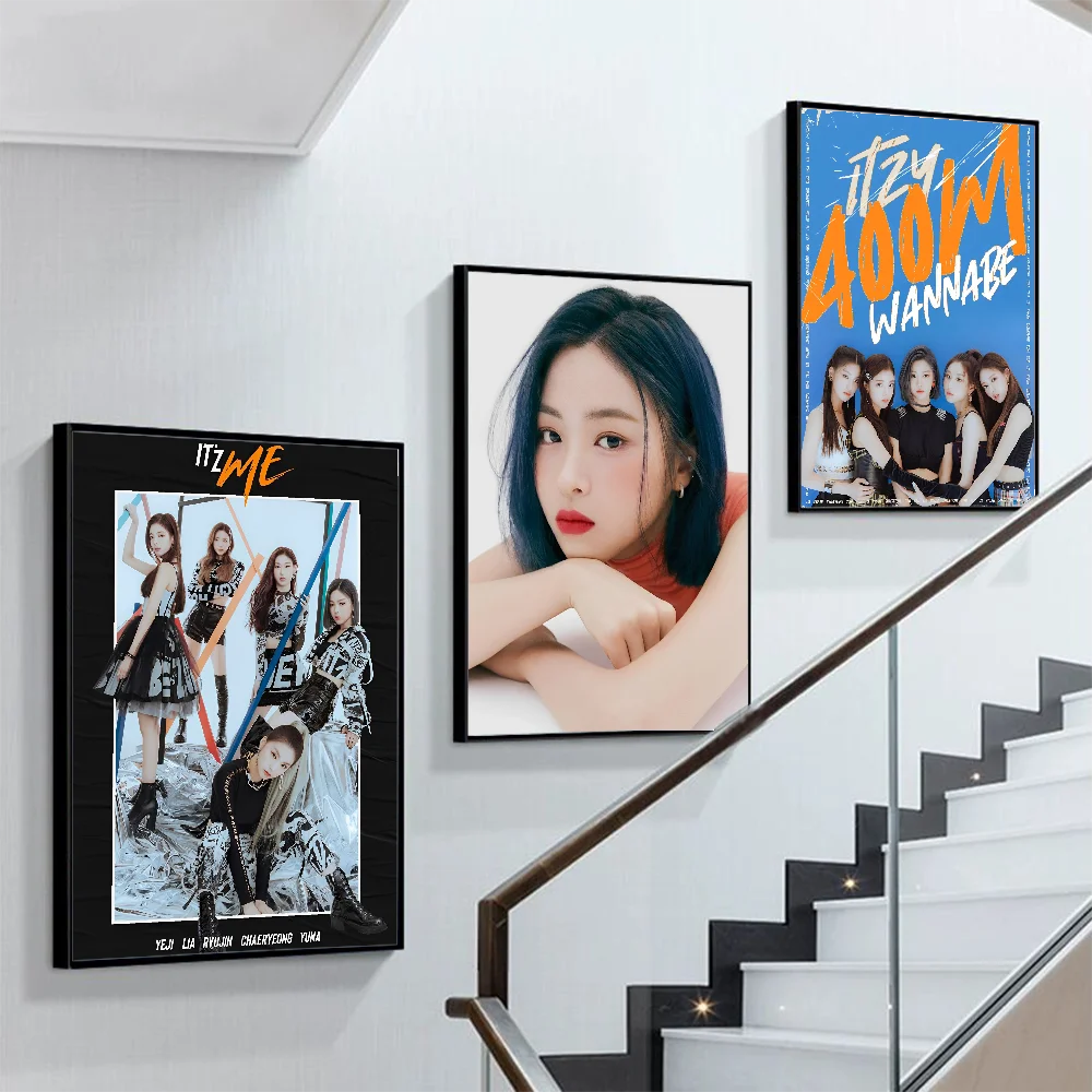 

J-YP I-itzy Girls Poster Self-adhesive Art Poster Retro Kraft Paper Sticker DIY Room Bar Cafe Vintage Decorative Painting