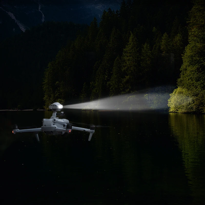 Drone DJI équipé du feu de position lumineux en action dans le ciel crépusculaire. Achetez un feu de position lumineux pour drone DJI - Sécurité et visibilité.