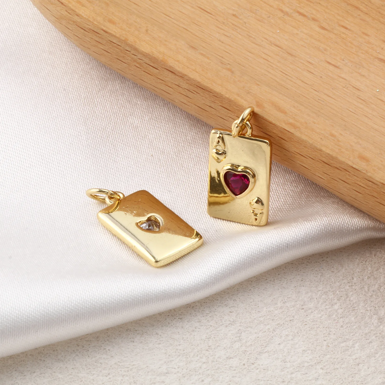 2 Stück Messing & Zirkonia Poker/Papierkarte/Spielkarten-Charms 18 Karat vergoldet Pokerkarte Herz Anhänger Halskette DIY 19 mm x 9 mm – Detail 6