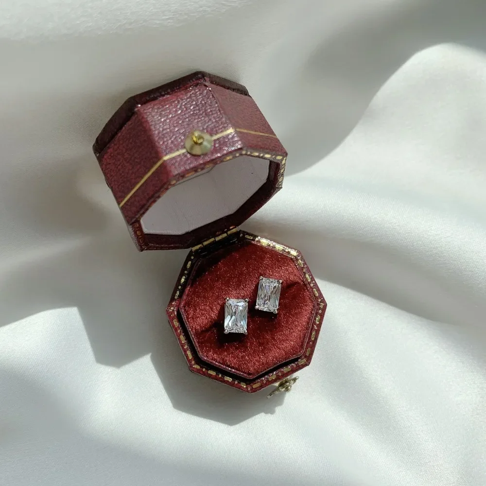 

Квадратные серьги Karachis из чистого серебра 925 пробы с бриллиантами в минималистическом стиле