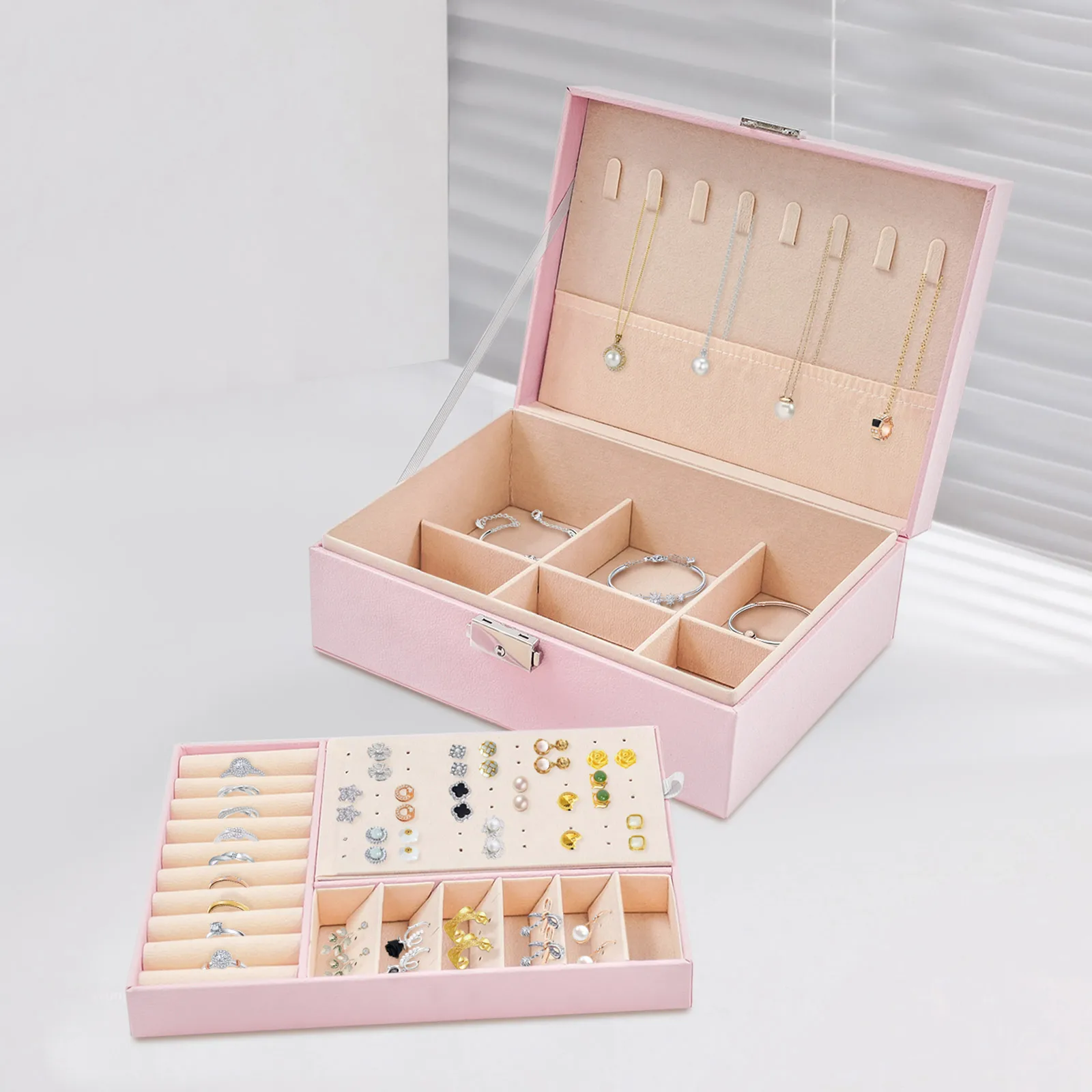 Boîte à bijoux rose intégrée dans une décoration de chambre