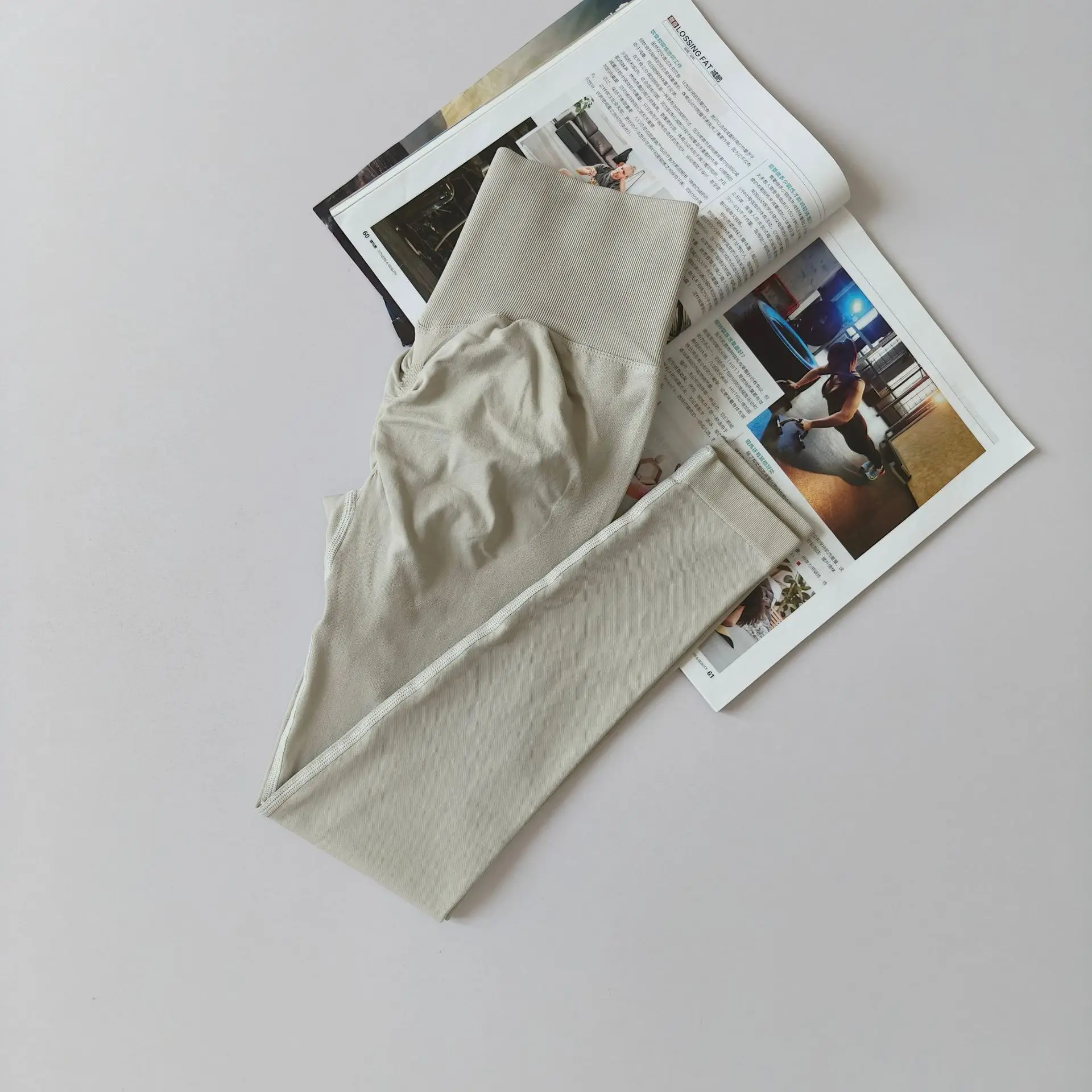 بنطلون رياضي نسائي بدون خياطة بخصر عالٍ ورفع للأرداف، بنطلون خوخي الشكل للجري والتمارين واليوغا، ليجنز ضيق للنساء