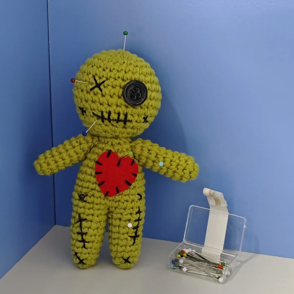 美品 映画 SAW ブードゥー人形 ホラー ハロウィン ぬいぐるみ キーホルダー ブードゥーキーホルダー ホラーキャラクター - メルカリ