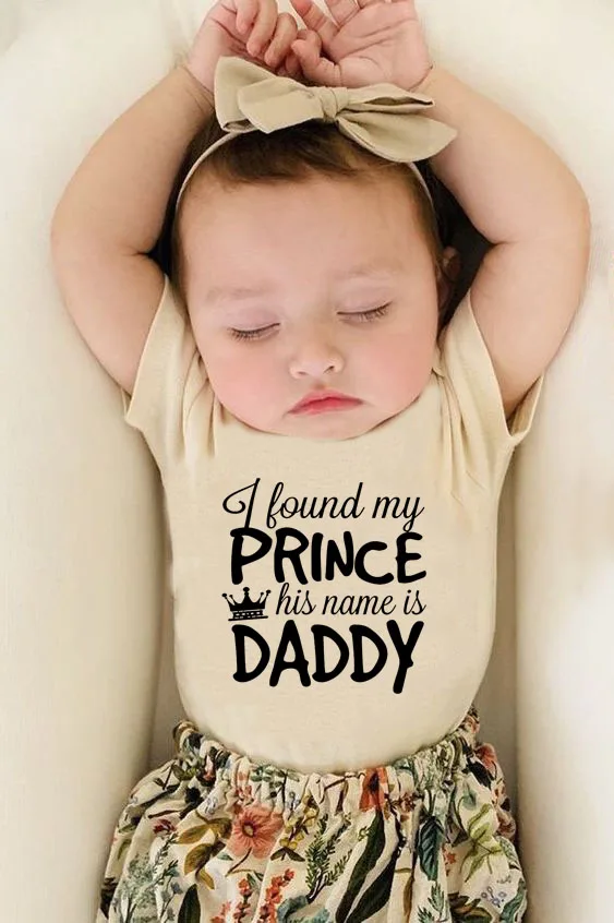 Lato niemowlę dziecko funnybody znajduję mojego księcia jego imię jest tata maluch Hipster kombinezon noworodka słodkie body