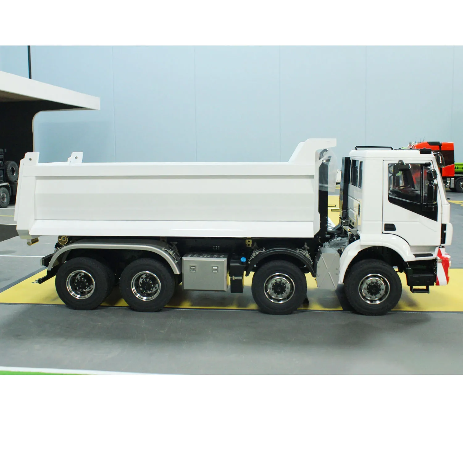 Metal 1/14 8x8 RC Hydraulic Dumper Truck Radio Control Full Tipper Sound Light 3-speed Transmission Differential Lock Axles Toy 3