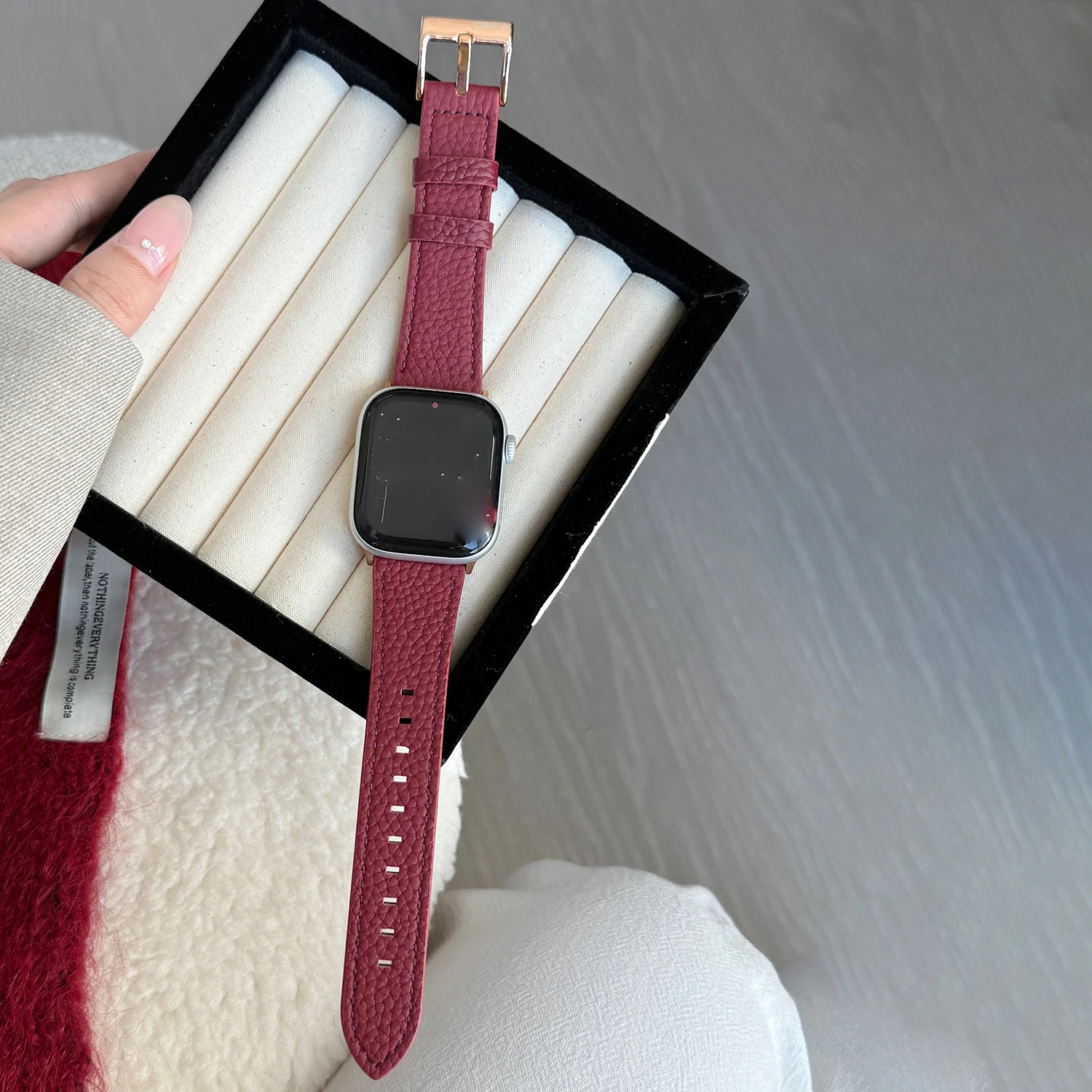 Hochwertiges burgunderrotes Lederarmband für Apple Watch S11 S10 46/42 mm SE3 40/44 mm Ultra 2/3 49 mm Damenarmband für iwatch Full Range S9 – Detail 6