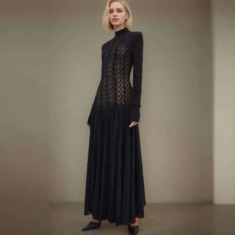 فستان أبيض طويل بتصميم دانتيل راقٍ